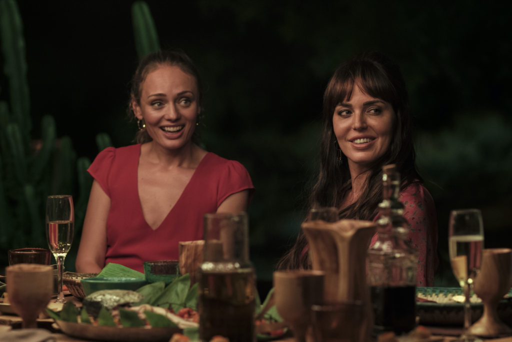 Zoe and Kika at dinner in Netflix's White Lines.